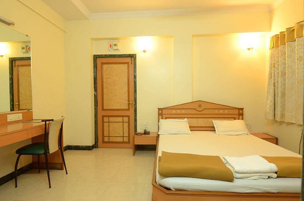Pooja International Nashik Hotell Eksteriør bilde